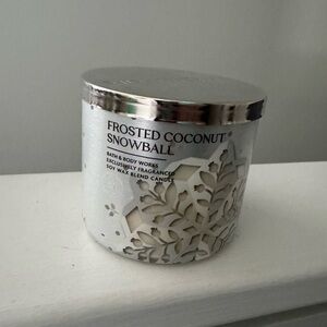 Bath & Body Works Frosted Coconut Snowball Candle with Silver Lid